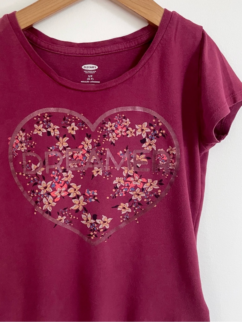 $6 💥Dreamer 🌸🩷 Floral Heart Graphic Tee, Burgundy Plum, Relaxed Fit